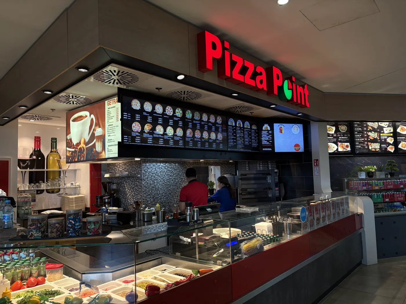 Der Pizza-Point-Stand im City Point Kassel mit rotem Leuchtschild und offener Theke